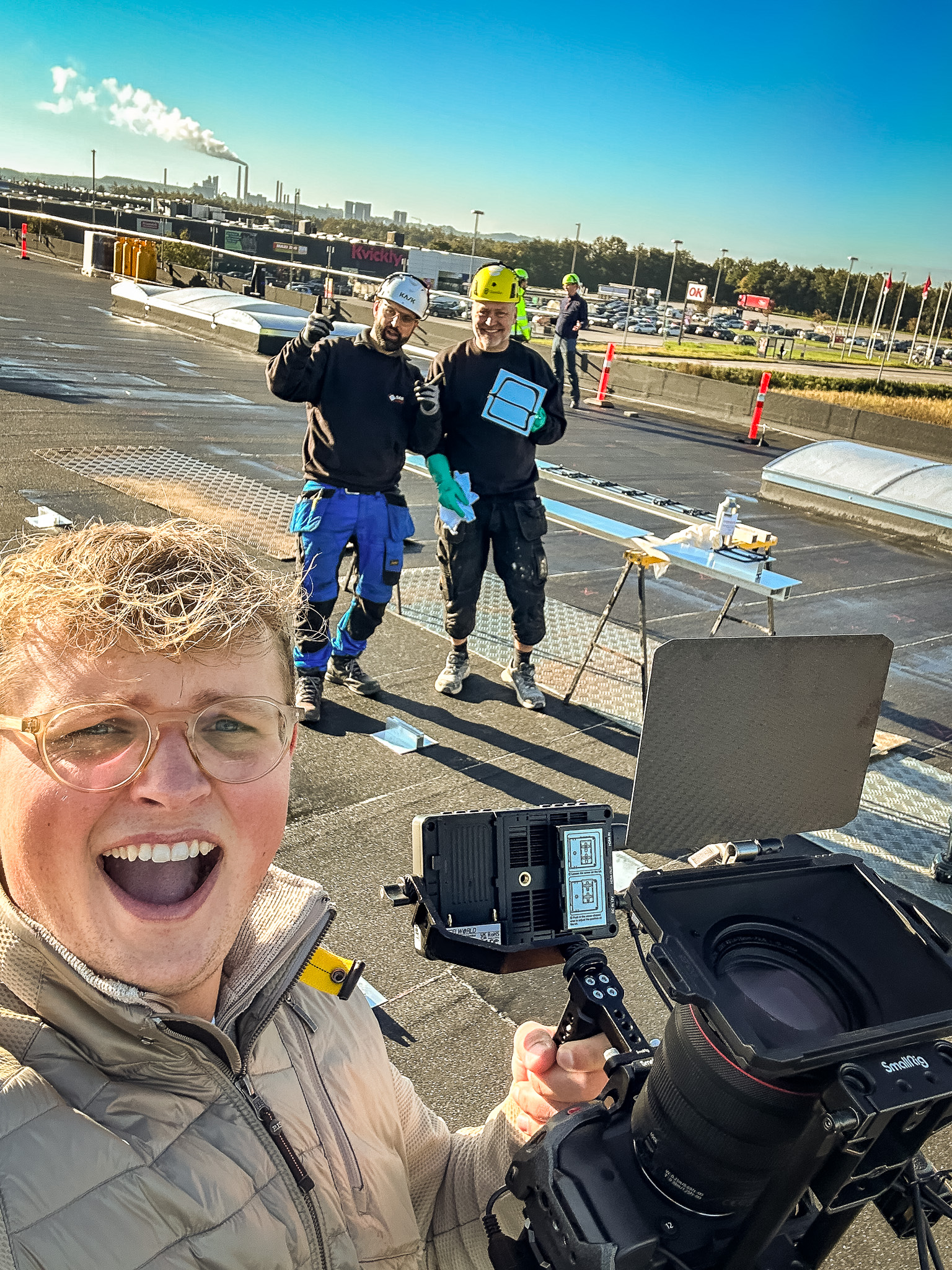 Fotograf og filmhold i gang med en produktion ude hos en virksomhed